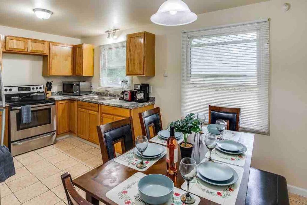 {Hot Tub In Ranch} Mins To Airport/Uofr/Strng/Dwtn Villa Rochester Kültér fotó